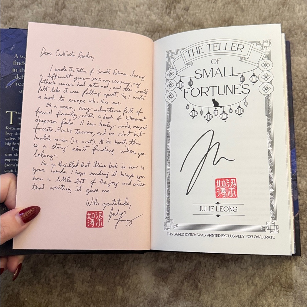 Owlcrate edition of the teller of small fortunes by Julie Leong signed - Picture 8 of 8